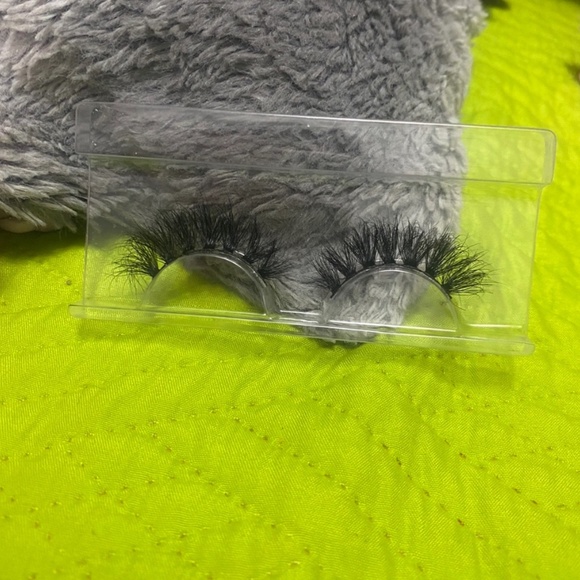 Chill Lashes - Picture 1 of 3